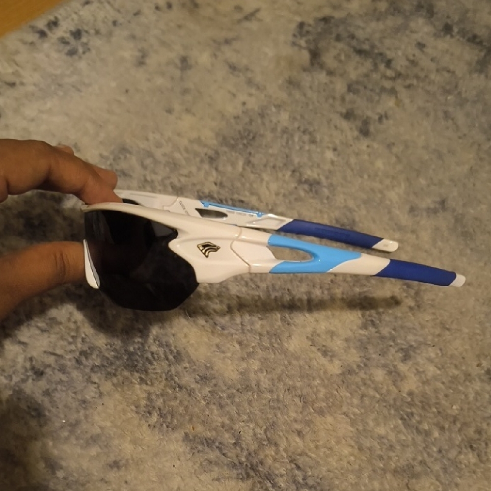 Feiyold | Dynamic Blue and White Sunglasses - Picture 3 of 6